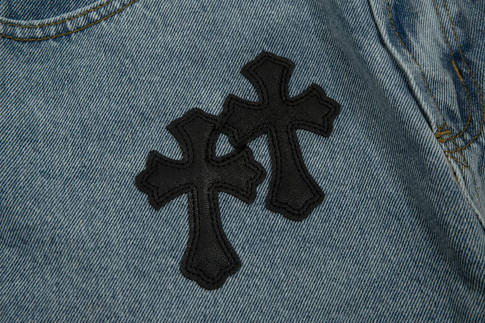 KE919#P180 The only correct leather label version on the market Chrome Hearts CH Cross embroidery distressed jeans Top ceiling quality 100% correct version The correct version is here!  Believe me this must be the best quality you will ever come across! ! Excellent value for money! !  Styles with different washes and textures are very friendly to people with thin legs and thick legs. The straight version is very flattering to the shape of the legs. The moderate length is timeless and easy to match. It is the basis of various styles and a must-have in the wardrobe! ! Add a little stacking to easily control the clean fit trend that has exploded this year. The fabric is stiff but also makes the upper body soft without losing texture. The sides and cuffs of some styles have a bone-wash effect. The vintage flavor pops up all at once. It’s really hard not to love it! ✅Correctly customize the Croxin metal leather label on the back panel. It is not sold directly with the cross on the finished jeans. 1:1 copying strives for excellence and the details are perfectly grasped. ✅The cross leather label is clear and smooth. Exquisite turning top craftsmanship. ✅Buttons, zippers and hardware are all customized versions of the Croxin LOGO. ✅High-cost washing process. Size: 28 30 32 34 36 (5 sizes)